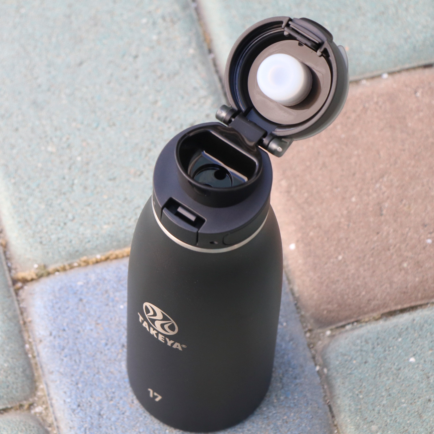 traveler-fliplocktm-lid-u3 96076-R-TravelerLid-Lifestyle-Onyx.png
